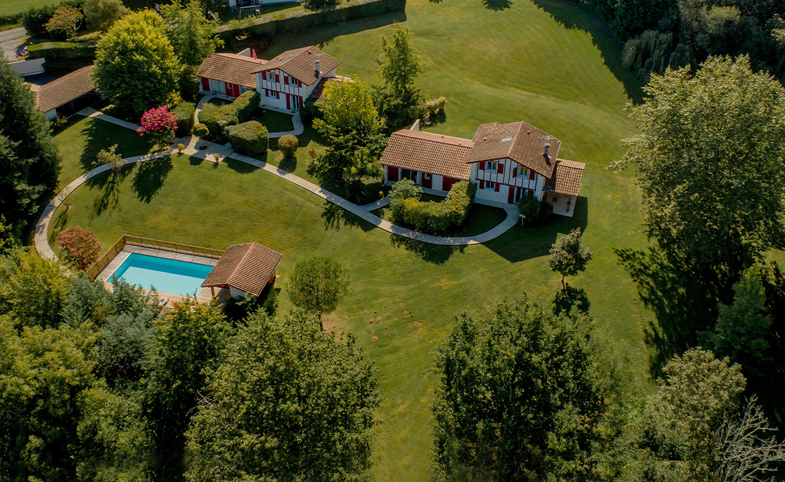 the wooded park of the 4 Harri Xuria Villas in Saint-Pierre d'Irube 