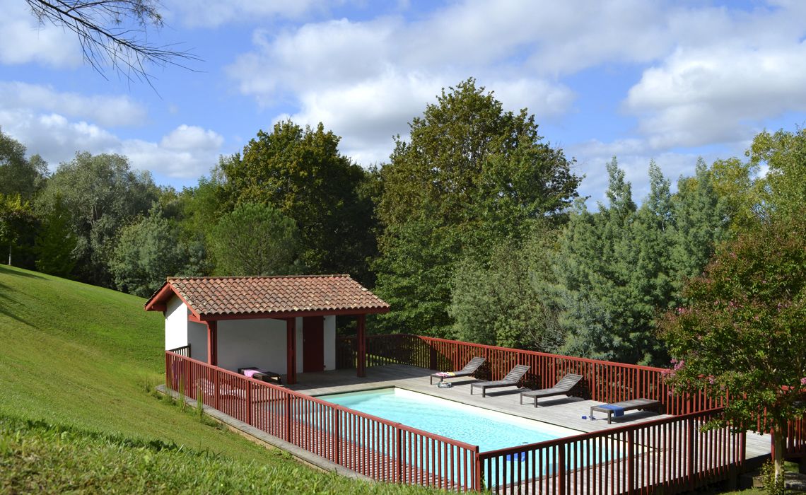 La piscine commune aux 4 villas Harri Xuria à Saint Pierre d'Irube